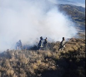 Boyaca95_6FM's tweet photo. Como un crimen contra la naturaleza catalogan las autoridades el incendio forestal causado aparentemente por personas inescrupulosas en el Páramo de Ocetá Siscuns��, las llamas afectaron cerca de 30 hectáreas de vegetación propia de este ecosistema. 

[Hilo] https://t.co/Yg7Z0Buz5O