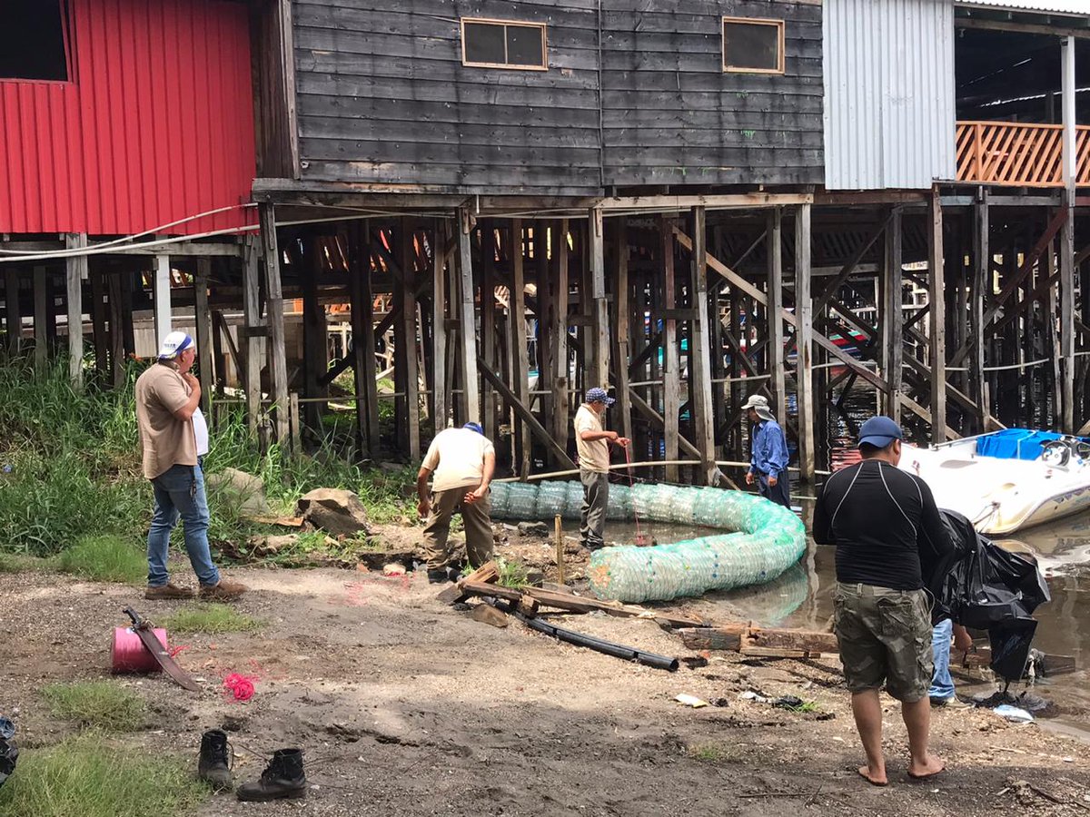 FundaCoate el día de ahora instalará dos eco-bordas en el sector de los restaurantes conocido como La Bendición.

Las eco - bordas ayudaran a detener los desechos sólidos que llevan consigo las aguas lluvias, pues las cunetas de este sector desvían sus aguas hacia el lago.

🌎🌊