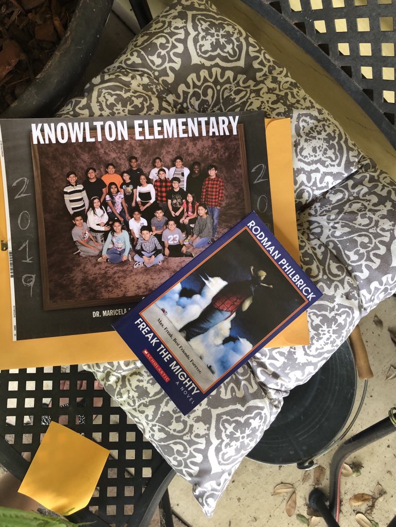 MsRVsClass's tweet photo. Needing a break from the computer, I decided to see my school kiddos and pass out class pics  and books like confetti!  📚  🎊 @NISDKnowlton @LMKnowltonlib https://t.co/44Fn7GXgPu