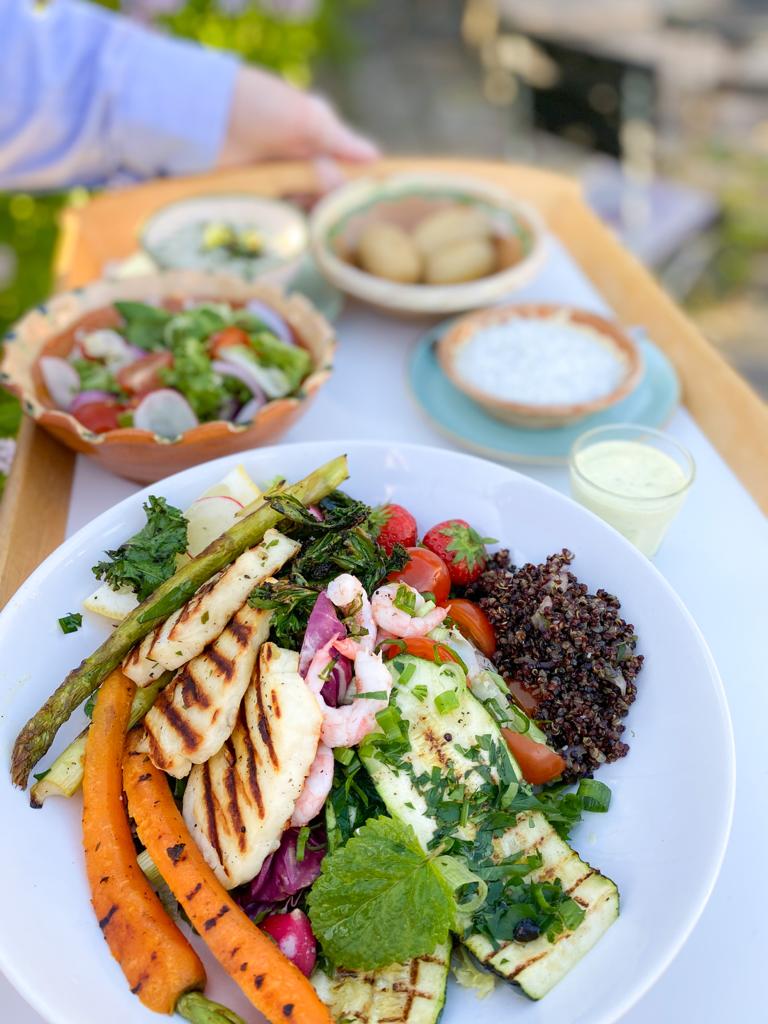 Färsbiffar med fetaost, lite vitlök, hemodlad timjan &amp; en skvätt grädde. Yoghurt &amp; mynta-sås med lite finhackad hemodlad persilja, timjan &amp; citron. Quinoa med inkokta smaker från bla morot, fräst med lök &amp; hemodlad persilja. Cremefraichebaserad sås med fräst lök. Sallad. primörer