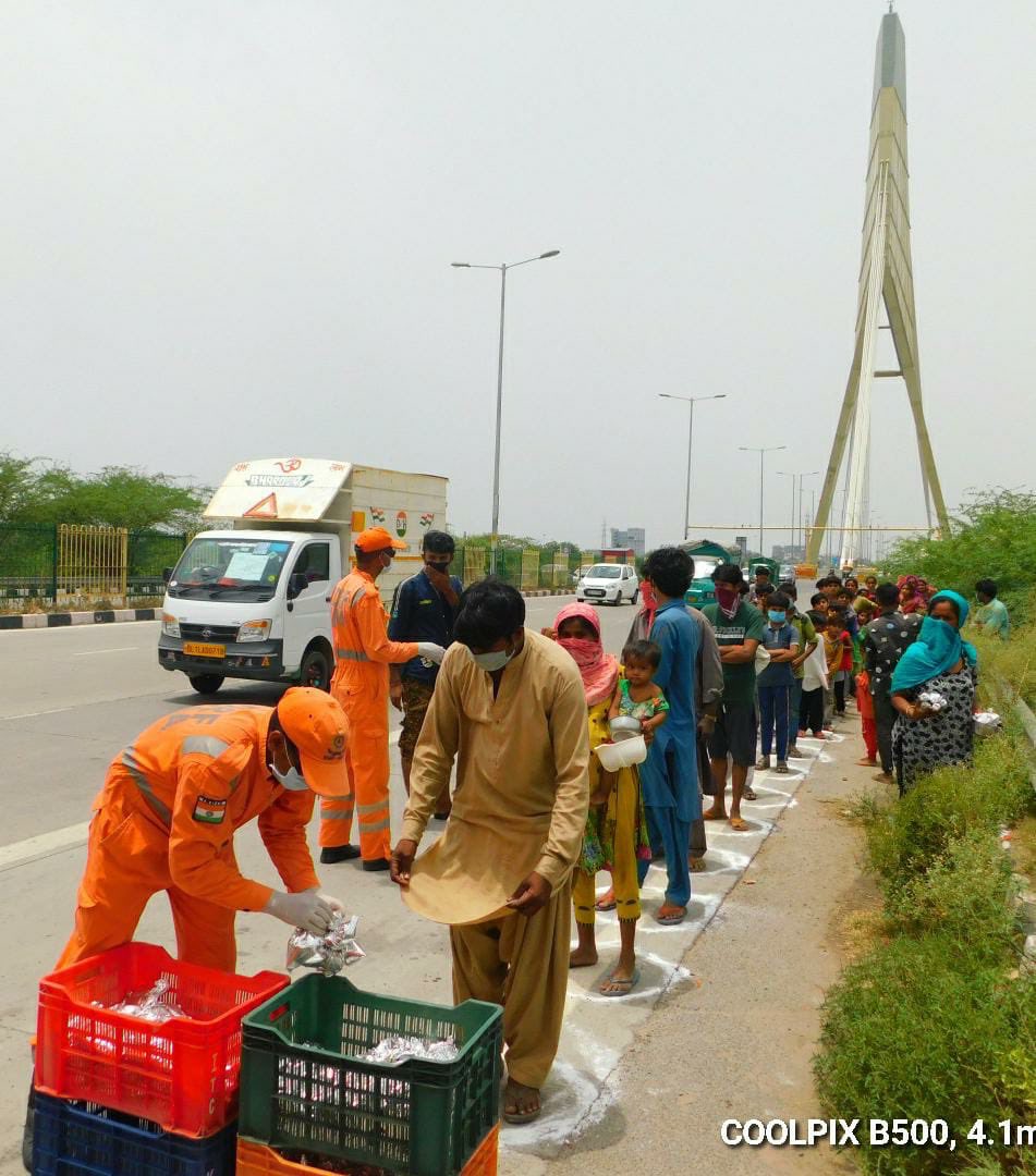 TheVikasKhanna's tweet image. Today #FeedIndia
Sonia Vihar, Wazirabad and ISBT Kashmere Gate areas in Delhi. 
Thank you @NDRFHQ @satyaprad1 and The Heroes of National Disaster Response Force for helping us feed about 8 millions all over India. 
#NDRFHelpingHands 
@HungerBoxApp