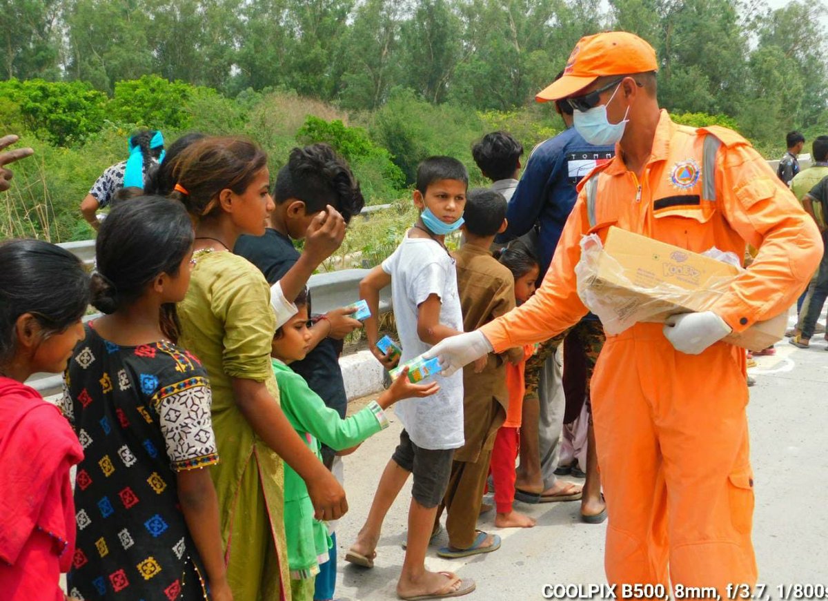TheVikasKhanna's tweet image. Today #FeedIndia
Sonia Vihar, Wazirabad and ISBT Kashmere Gate areas in Delhi. 
Thank you @NDRFHQ @satyaprad1 and The Heroes of National Disaster Response Force for helping us feed about 8 millions all over India. 
#NDRFHelpingHands 
@HungerBoxApp