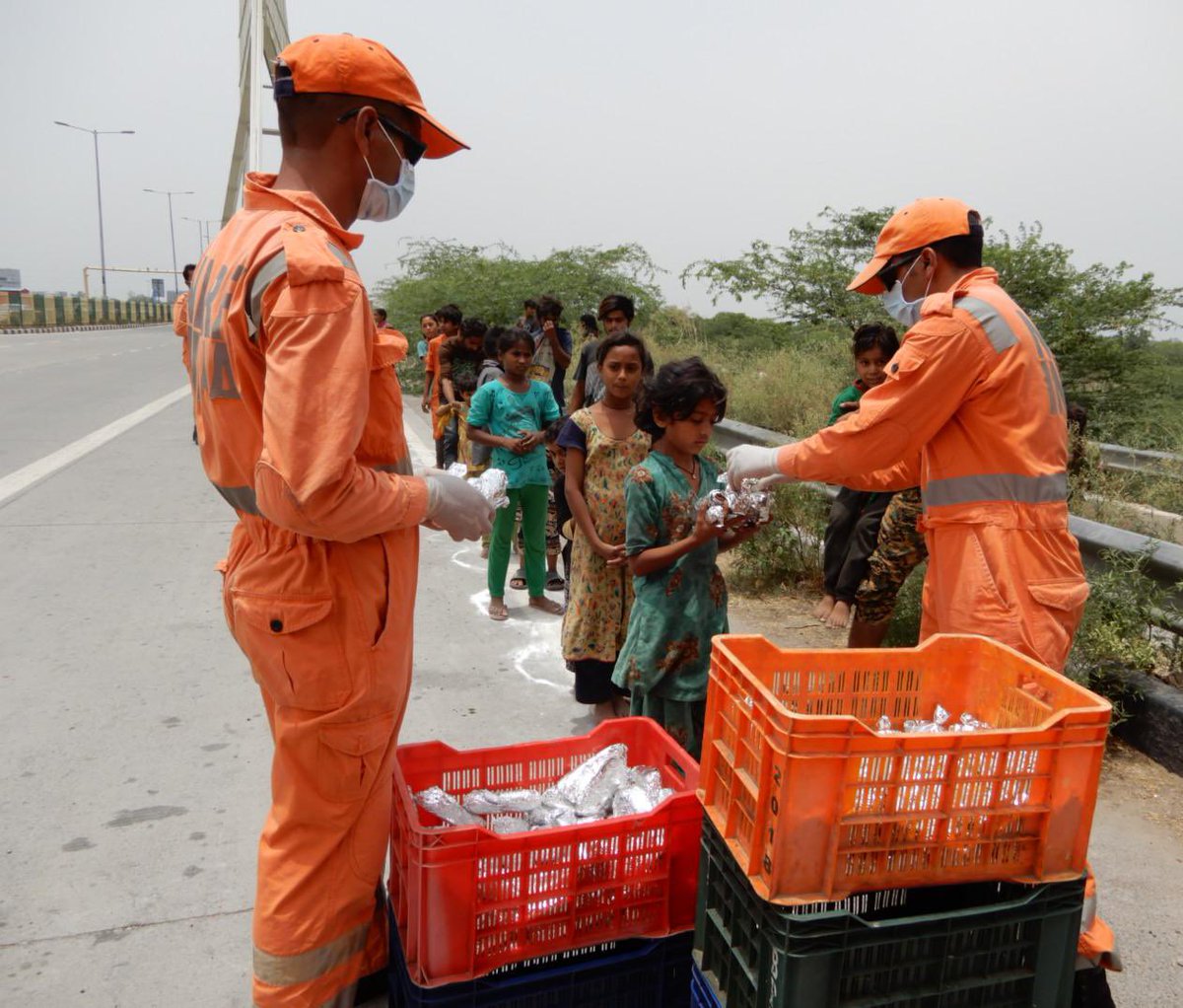 TheVikasKhanna's tweet image. Today #FeedIndia
Sonia Vihar, Wazirabad and ISBT Kashmere Gate areas in Delhi. 
Thank you @NDRFHQ @satyaprad1 and The Heroes of National Disaster Response Force for helping us feed about 8 millions all over India. 
#NDRFHelpingHands 
@HungerBoxApp