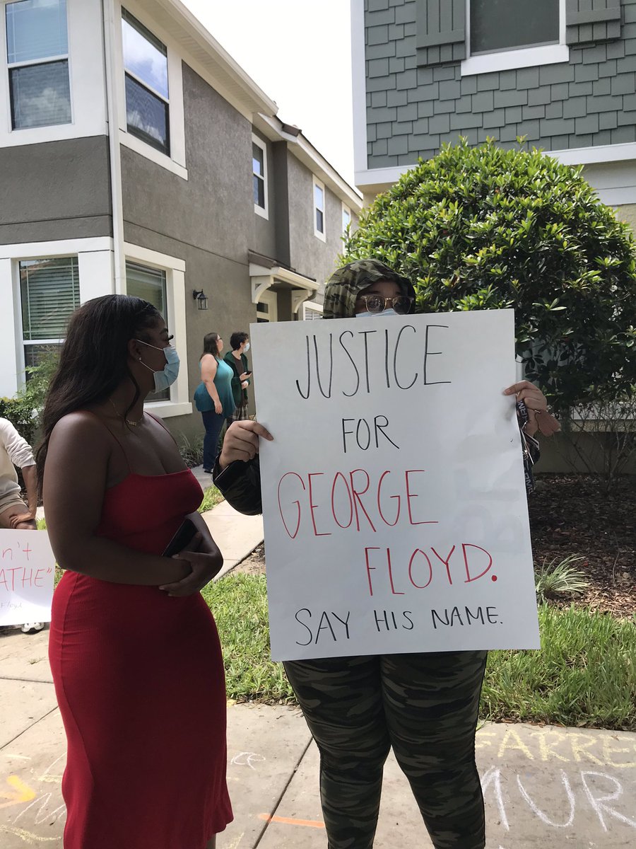 Despite Chauvin in custody and facing criminal charges in MN, protesters remain out in Windermere for  #GeorgeFloyd. More signs, new people keep coming (but people also leaving, it’s hot).