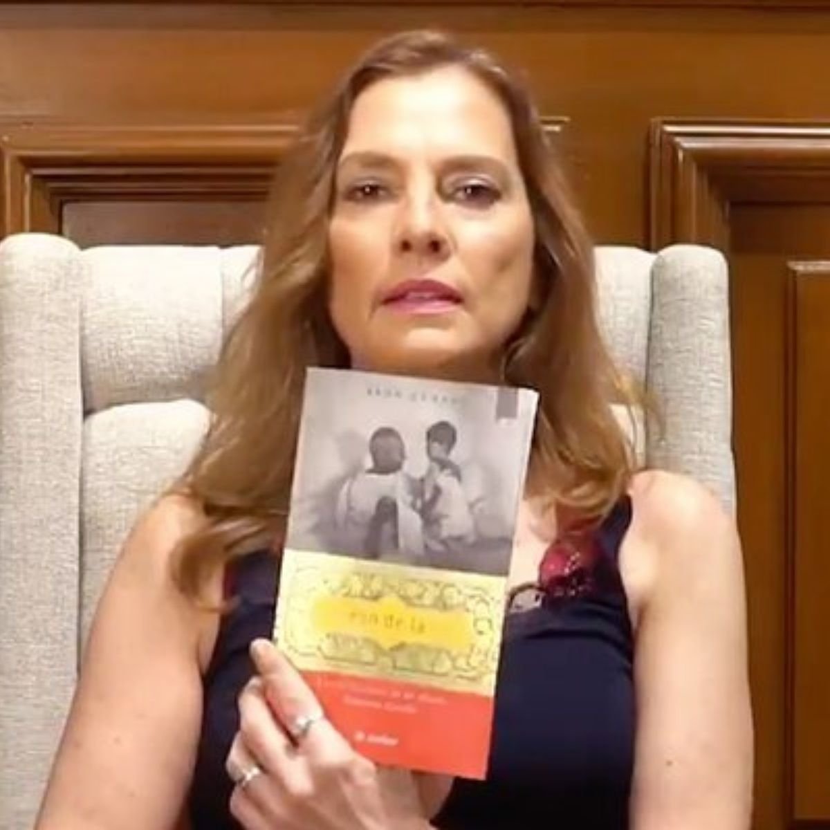 Mientras el país se está cayendo a pedazos, la NO primera doña, se dedica a leer poesía, en lugar de visitar hospitales o por lo menos ser un poco más empática con los enfermos. Tenga tantita progenitora doñita!! #ConLosNinosNo hay medicamentos!
#FelizViernes 
#COVID__19