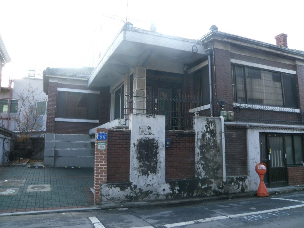 This is INFINITE's dorm over the years2010 — 2012 — late 2013(?)*Couldn't really remember the last one however they started to live individually in early 2016Now their old dorms used by the juniors except the first one since it's demolished :'(