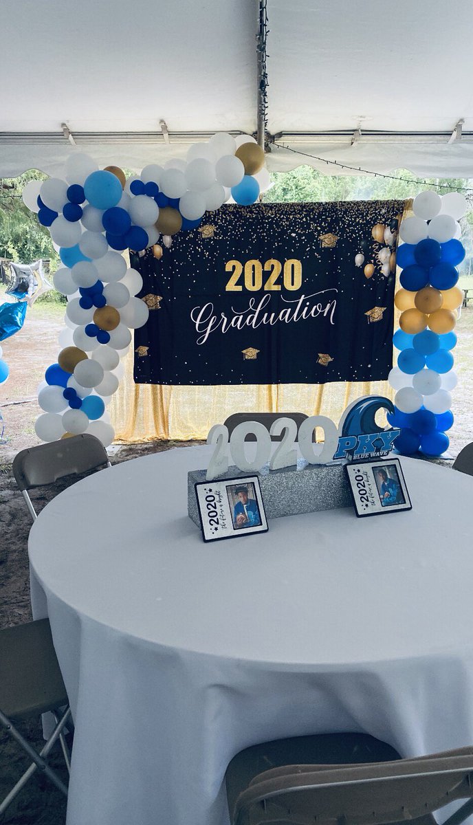 angieannikka's tweet photo. This is how we GRADUATE Virtually!! @byrdjacobi1 @JacariByrd_ #PKY➡️ #USF #CAU #ProudParents 🎓💙🌊 https://t.co/i4W58qRrwy
