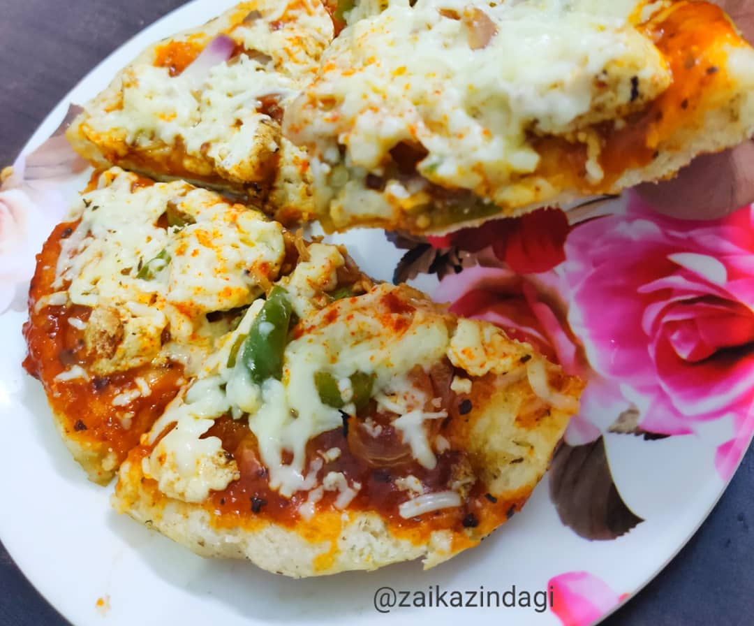 ZaikaZindagi's tweet photo. The combination of pizza with mango shake is quite good.
I tried kulcha as  pizza base,
it's soft and crispy fully loaded with cheese .
Toppings with little roasted  paneer, capsicum and onion.
#lockdownextension #homemade https://t.co/3gDgRz6ibz
