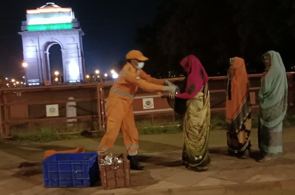 TheVikasKhanna's tweet image. Night meals distribution near India Gate, Mahatma Gandhi Marg, Qutab Minar and more locations in Delhi. 
Thank you @NDRFHQ @satyaprad1 and The Heroes of National Disaster Response Force for helping us feed around 8 million meals all over India. 
Thank you @HungerBoxApp