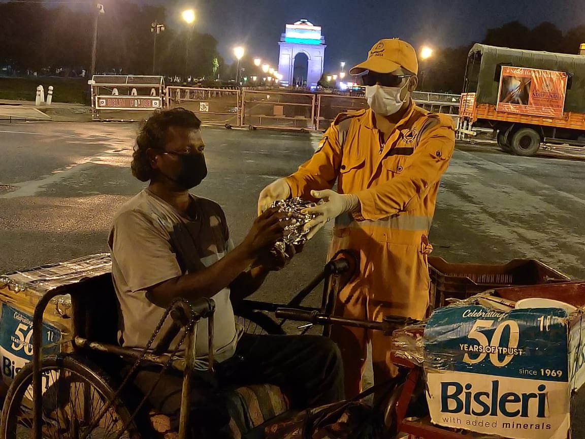 TheVikasKhanna's tweet image. Night meals distribution near India Gate, Mahatma Gandhi Marg, Qutab Minar and more locations in Delhi. 
Thank you @NDRFHQ @satyaprad1 and The Heroes of National Disaster Response Force for helping us feed around 8 million meals all over India. 
Thank you @HungerBoxApp