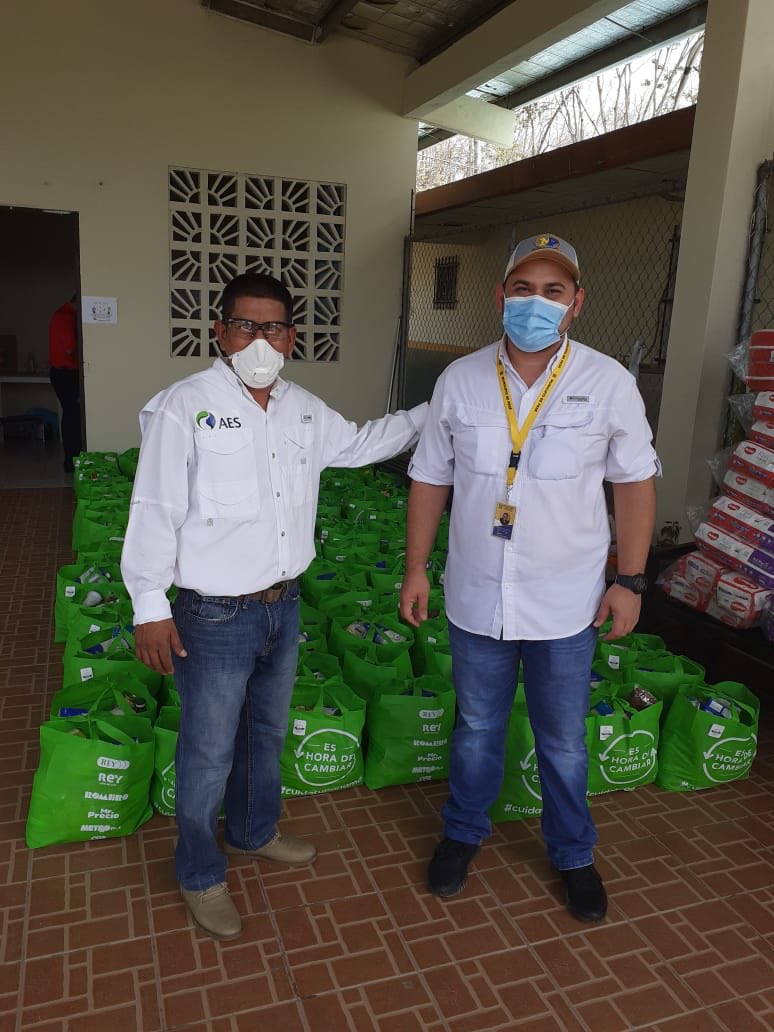 MiguelEBolinaga's tweet photo. Esta semana entregamos una donación de 300 bolsas de comida, artículos de primera necesidad y de desinfección a los Alcaldes de Pesé y Pocrí para las familias más afectadas por la pandemia. Estas comunidades son aledañas a nuestros futuros parques solares. https://t.co/iiKm4wSfX1