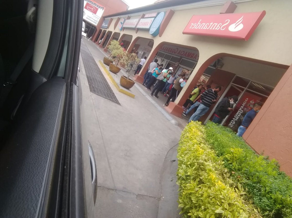 devitan's tweet photo. @laredcincoradio así los bancos en plaza tolin no toman medidas precautorias https://t.co/71ulfDKV1T