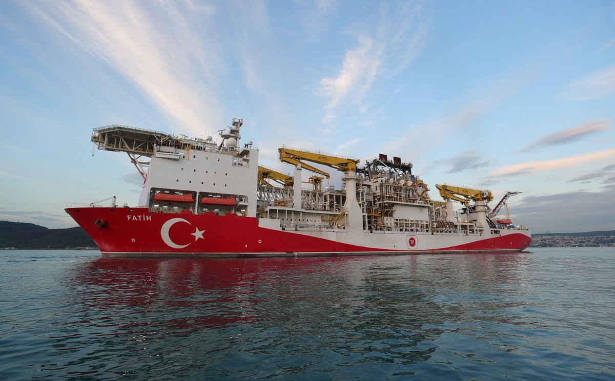 Türkiye'nin ilk yerli sondaj gemisi "Fatih", Karadeniz'de...