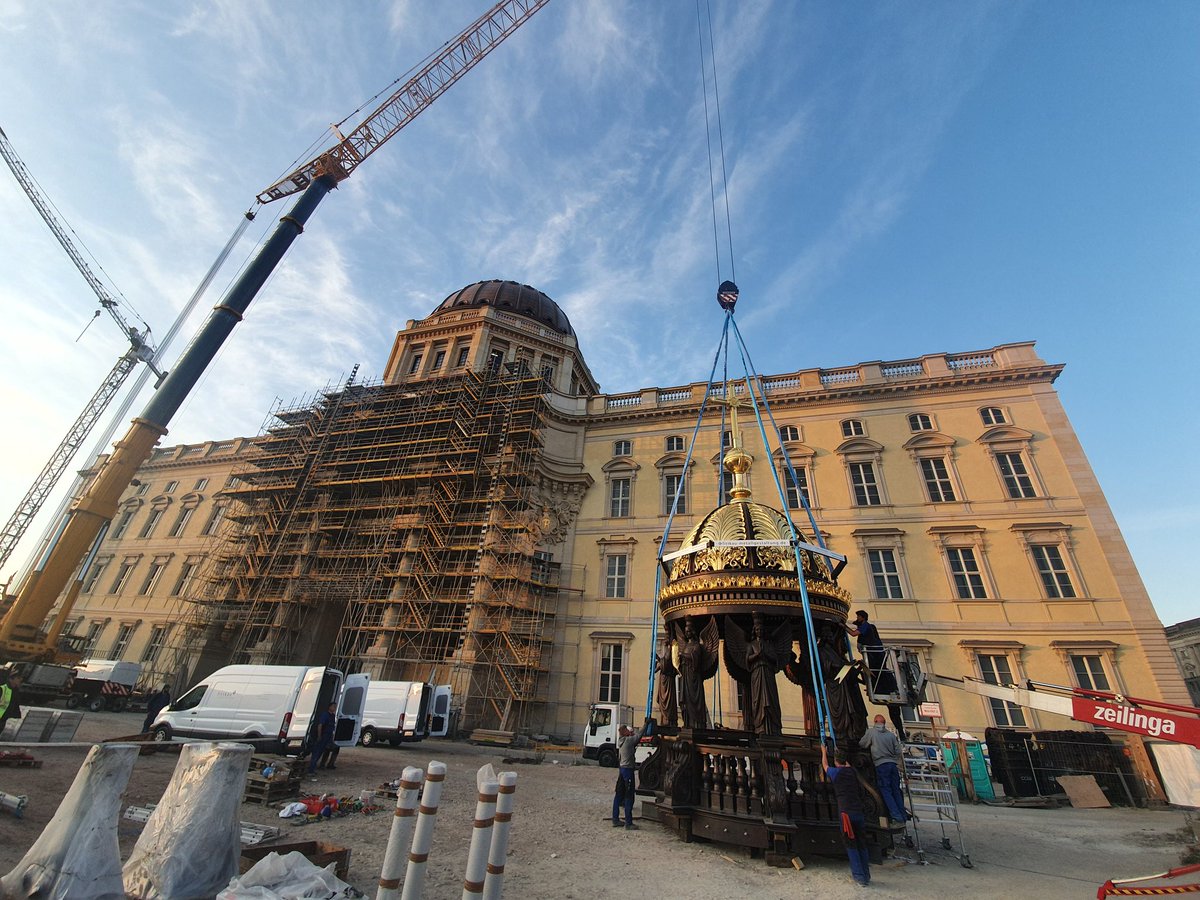 Gleich geht es doch noch los: Die 17,5 Tonnen schwere Laterne mit Kreuz für die Kuppel des Berliner #Stadtschloss der Stiftung #Humboldt Forum wird gleich mit einem 500 Tonnen Kran auf die Kuppel gehievt !