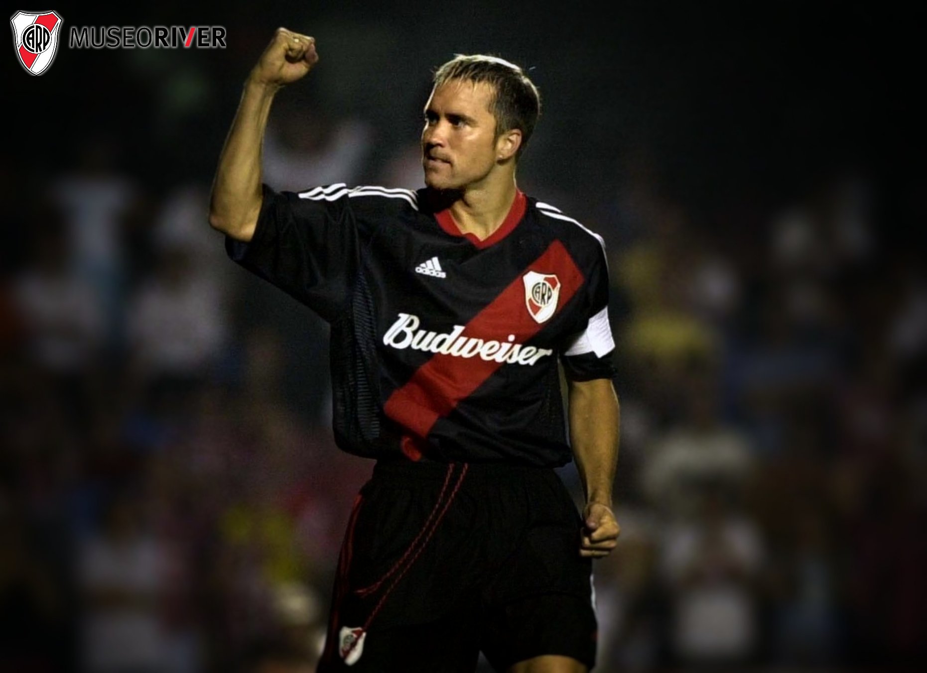 Museo River on X La camiseta alternativa negra con la banda roja se uso en cuatro partidos oficiales durante el ano 2003 mientras que la conmemorativa de la pelota naranja fue utilizada