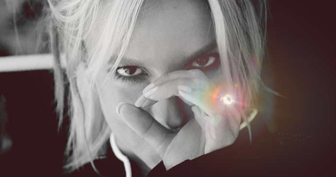 breatheheavycom's tweet photo. Living legend! @BritneySpears taking the #1 spot on iTunes with #MoodRing is SUCH a moment.  https://t.co/7W5SnWJO3n https://t.co/TUB1wI9bhf