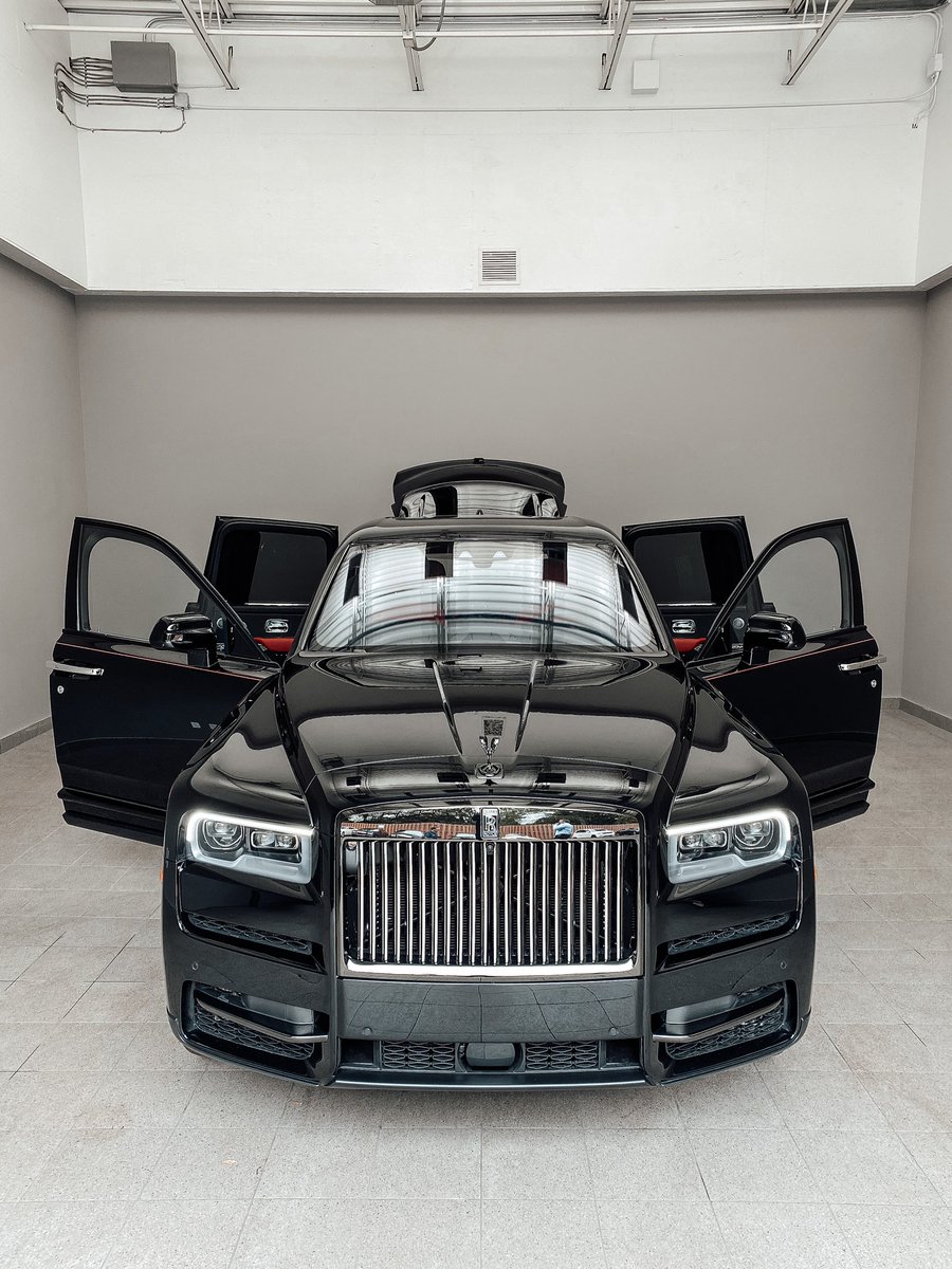 The 2020 #RollsRoyce Cullinan Black Badge 🖤 MRSP: 484,775 <a href="/RollsRoyce/">Rolls-Royce</a>