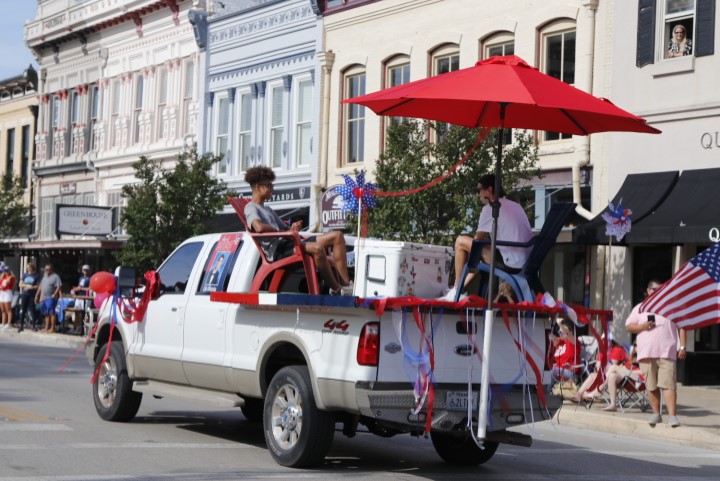georgetowntx's tweet photo. 🎓🎉Congratulations to the 900 @GeorgetownISD high school graduates! The whole community celebrated them Friday, May 29, with a vehicle parade through downtown. 🎓🎉
💗We’re so proud of you, seniors, and can’t wait to see where your life takes you. 💗 https://t.co/LP0jUsxRcf