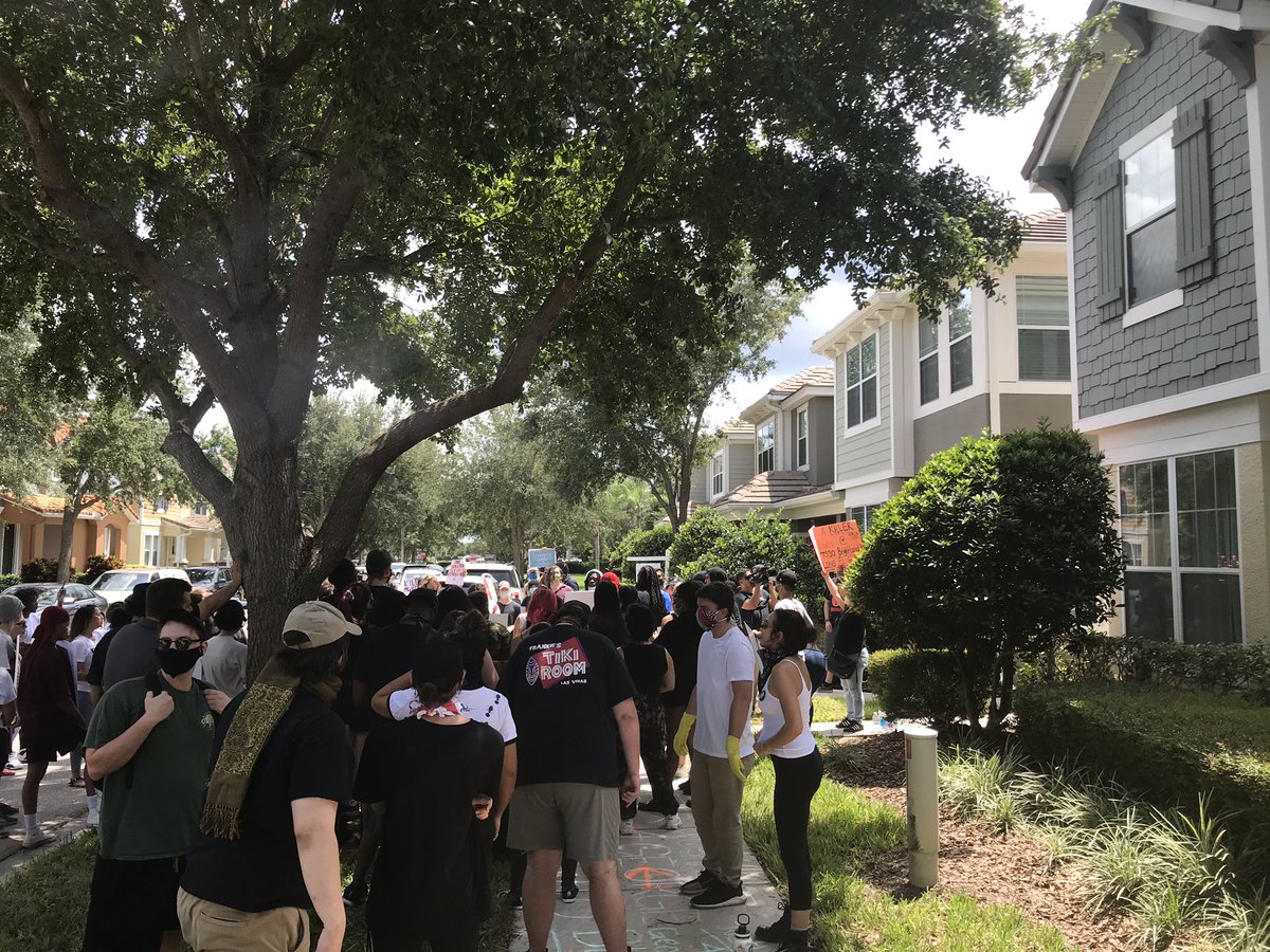 Bob Hazen Wesh On Twitter Outside The Vacation Home Of Fired Minneapolis Officer Derek Chauvin Near Windermere Crowd Calling For Justice For George Floyd Wesh Https T Co Oxuxwm5zde