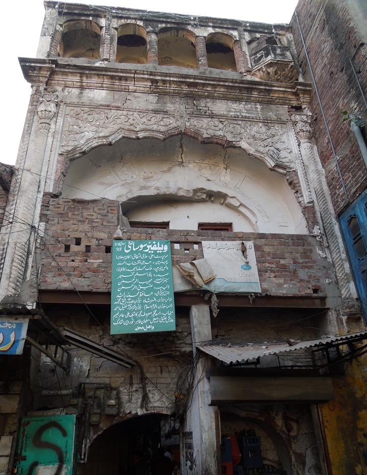 18•Seetla Devi temple, probably the biggest Hindu temple in Lahore, was also partially damaged in 1992. It is home to several migrant families.