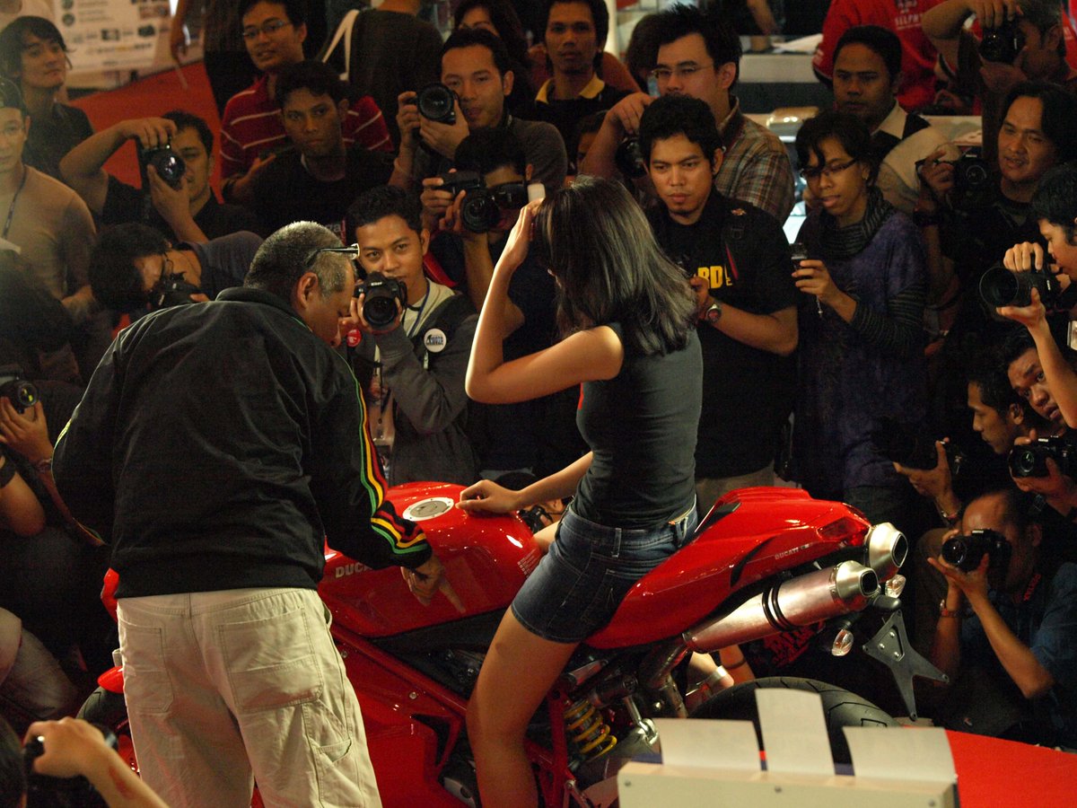 arbainrambey's tweet photo. Sok-sokan ngajarin motret model pakai motor Ducati segala....2008 https://t.co/ppHuBddZQP