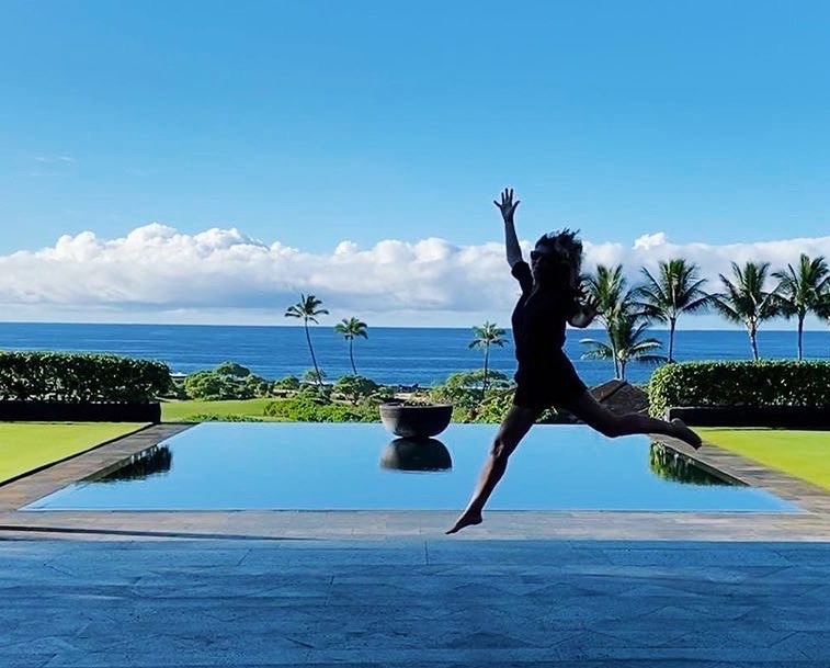MurphyOBrienInc's tweet photo. This photo: our current mood with summer around the corner. 😍  In the meantime, we're living vicariously through @ELLEmagazine Editor-in-Chief @ninagarcia who featured her winter wellness getaway (yes, winter) to #MOclient @Kohanaiki in the May issue. 🏝 
📸(IG): ninagarcia https://t.co/2khvm2m5QL