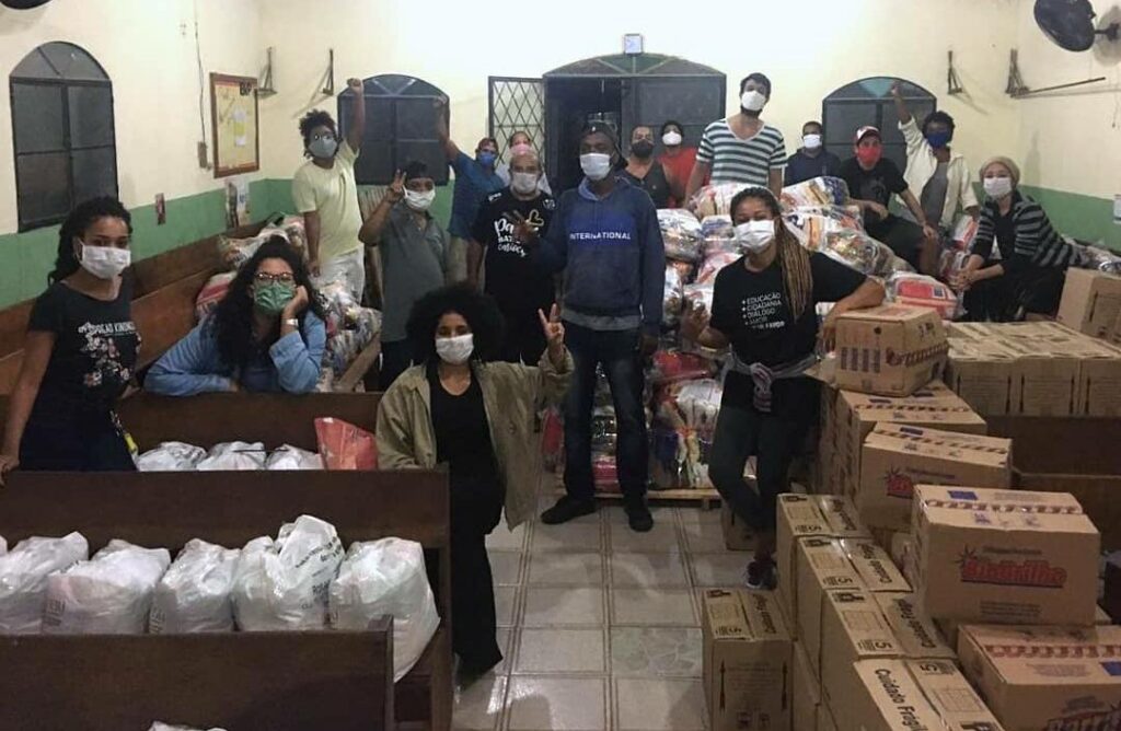 Projetos sociais se unem e arrecadam alimentos para famílias da Favela do Aço bitly.com/3chezs0