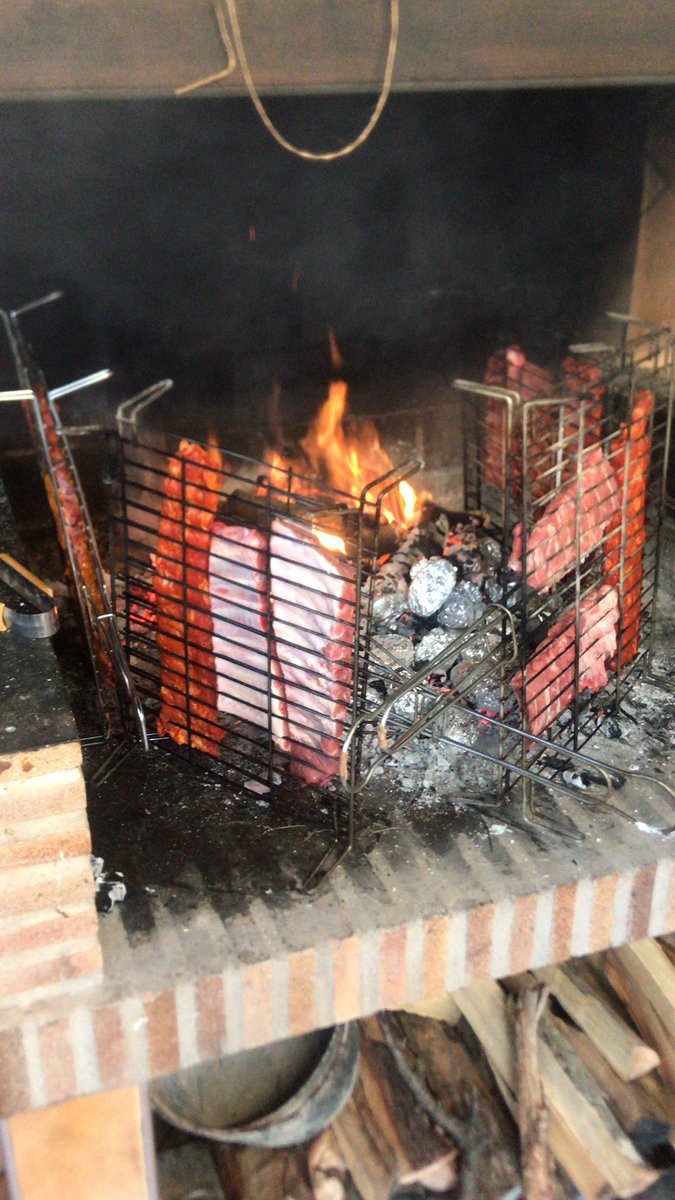 Preparando un buen asado como indica nuestro buen amigo <a href="/MaximlianoMart3/">Maximiliano!! Martinez🍀👍💙💛💙</a>