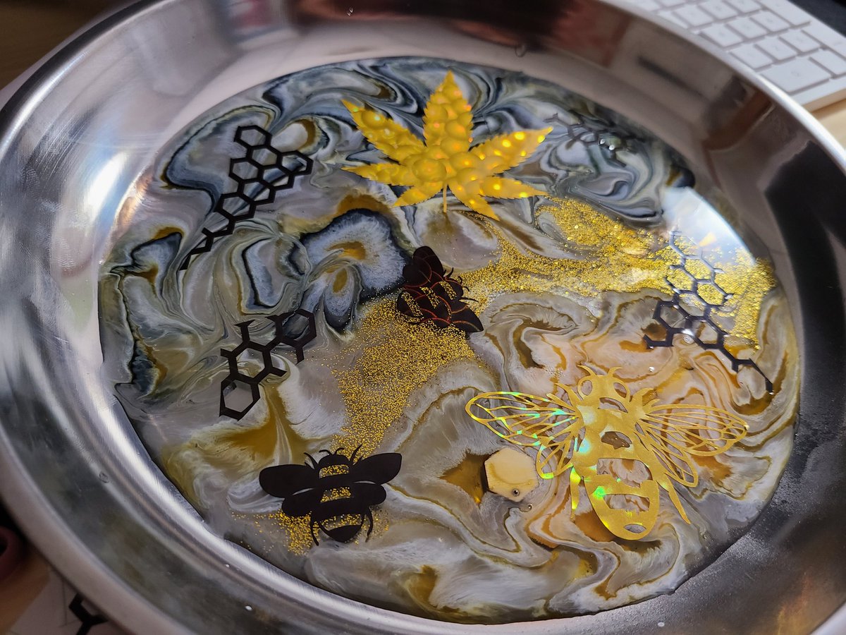 Headbanger_Babe's tweet photo. I've been dabbling more and more in making custom trays but I've got to say I really love the stainless steel plates better in my eyes its more aesthetically pleasing.  So here's my first SCC rolling plate. "The buds and the bees" 🐝❤ HMU!! #sonyascustomcreations #rollingplate https://t.co/tNcyA8zqJF