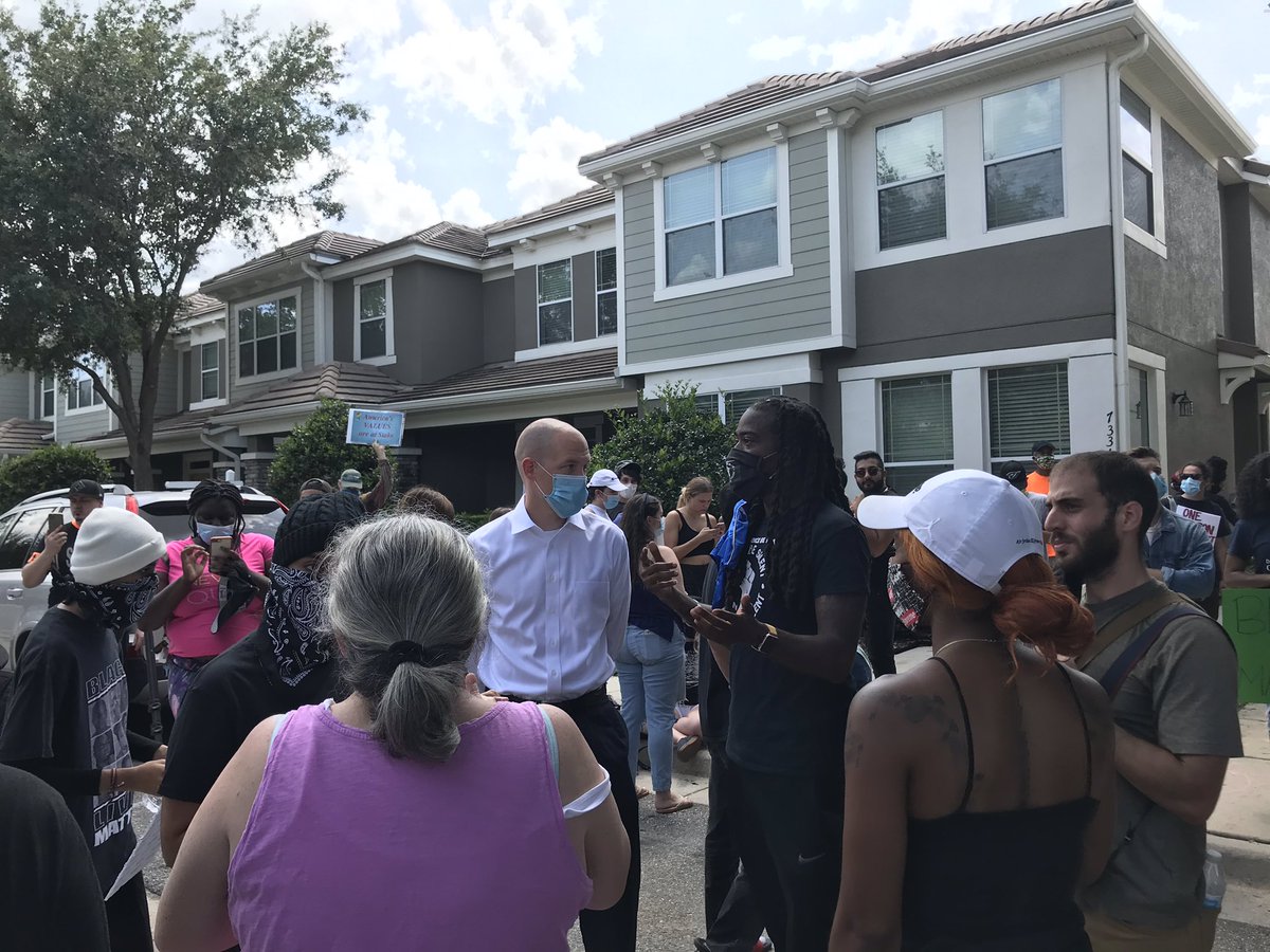 Andrew Darling (white button down) who’s running for  @OrangeCoSheriff just showed up to the protest. He said he’s here to show the community his support and that he’s ready to implement reforms Orange needs.