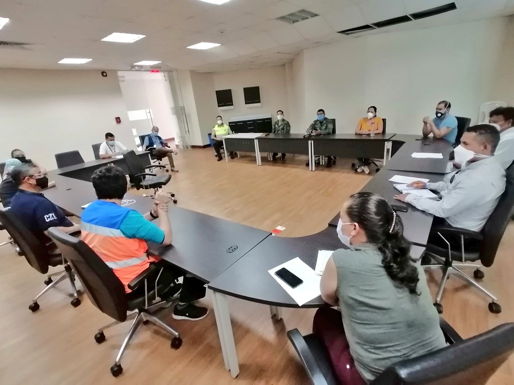 Gobersucumbios's tweet photo. @albaro_beltran @Gobersucumbios lideró planaria de la mesa Nro. 2 del #COE_Provincial a fin de tramitar mobiliario preventivo para el #HMVI, extensiones médicas, operatividad junto a @PoliciaEcuador y manejo adecuado se cadáveres. @Lenin @mariapaularomo #AEcuadorLoSacamosTodos https://t.co/mjGUfyHC1e