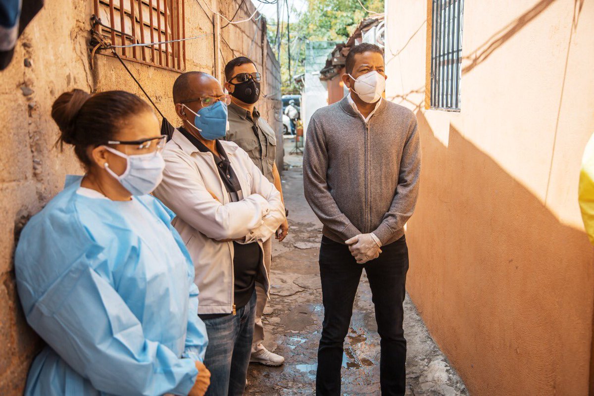 AlcaldiaDN's tweet photo. La Alcaldesa @CarolinaMejiaG junto a las fundaciones @heartcaredom y Mauricio Baez estuvieron hoy en Cristo Rey realizando un operativo de pruebas PCR para la prevención del COVID-19, con el apoyo de @labreferencia. ¡Preservar la salud es nuestra prioridad! https://t.co/P5j7tyHkBP