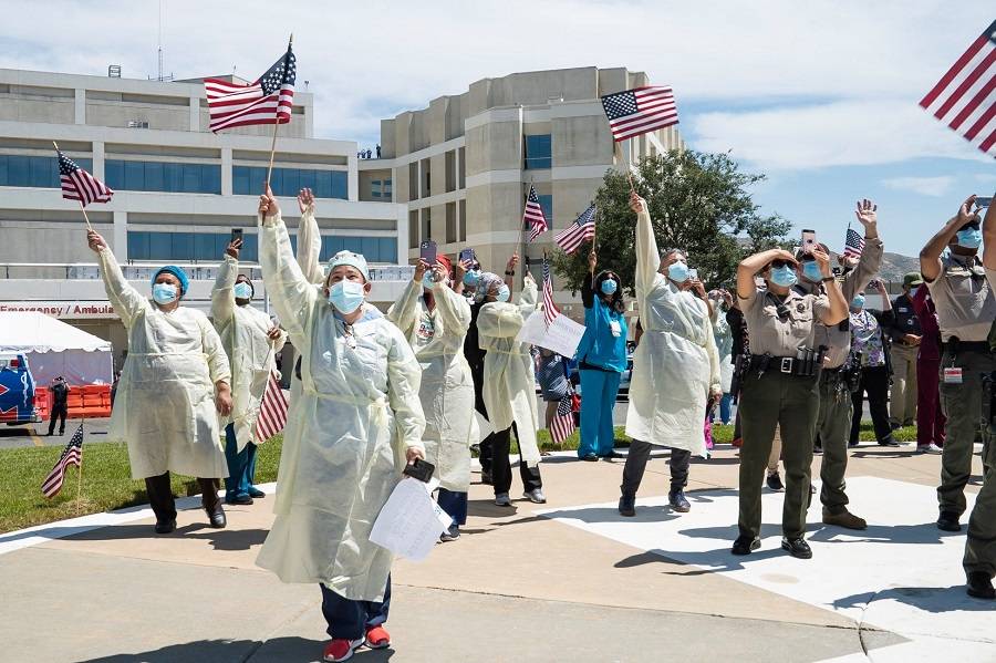 Streamdotorg's tweet photo. #MilitaryPhotooftheDay: Heroes Honoring Heroes
Medical and law enforcement personnel wave American flags and cheer as a #USAirForce KC-135 Stratotanker flies over the crowd.
@TSileo @usairforce #ThankYou #ThankYouNurses #ThankYouServiceMembers https://t.co/vuCZJNjhu3 https://t.co/2Np2V01VNe