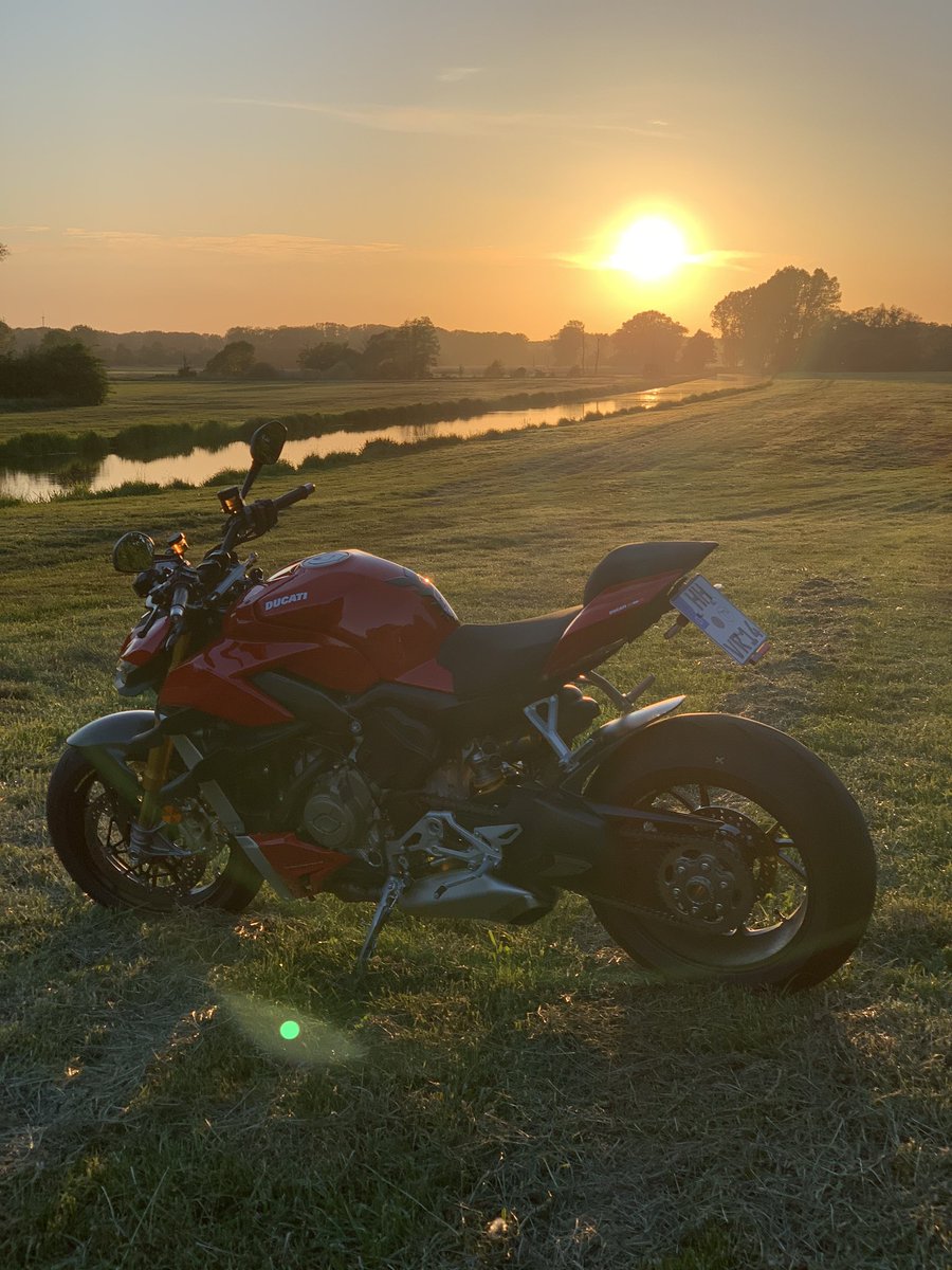 Sunset ride with my new bike #DUCATI #StreetFighterV4S
