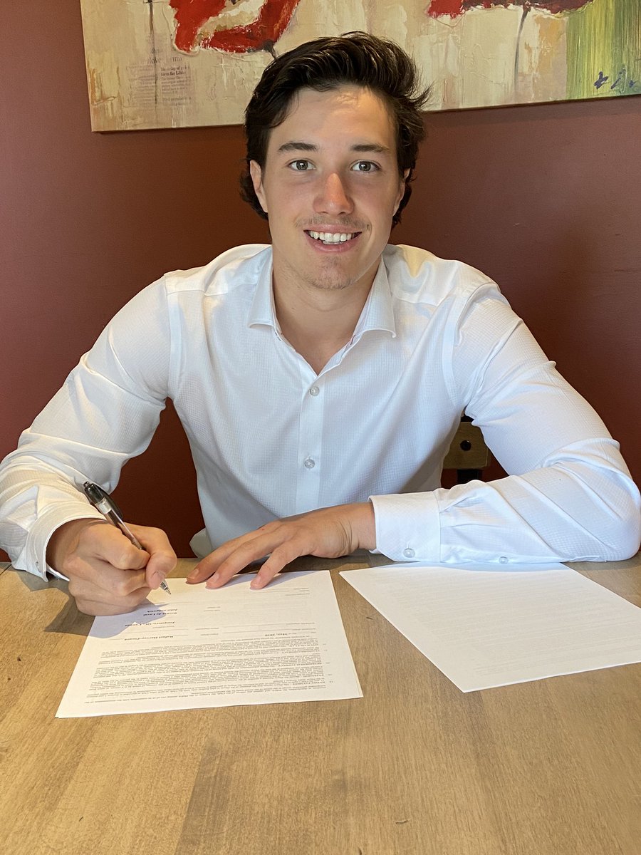 RafaelPinard's tweet image. C'est un honneur de signer mon premier contrat professionnel avec le @RocketLaval. Je voudrais remercier tous ceux qui m'ont encouragé au fil des ans, à commencer par ma famille, ma famille de pension à Rouyn, mes entraîneurs, mes coéquipiers, les partisans et mon agent.