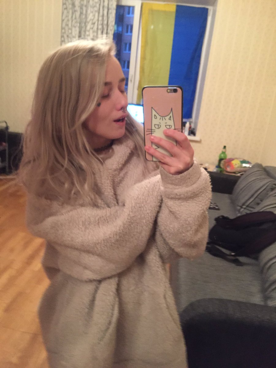 IrCost's tweet image. Queen of life