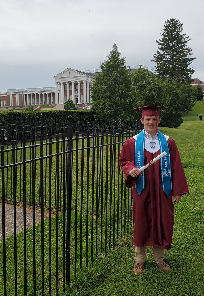 MsKogut's tweet photo. Everyone loves Mac! Our @HandleyInteract DSA ❤ #graduation https://t.co/RjKctZc5UE