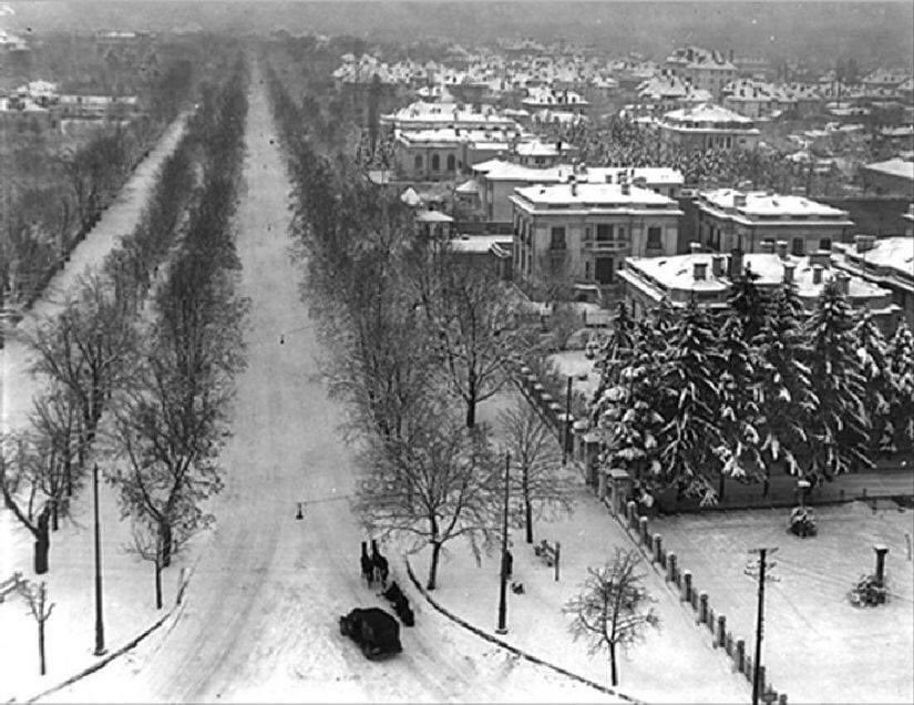 Mtth_Boisdron's tweet photo. #Bucarest, 1938. La chaussée #Kiseleff, « le seul beau cadeau que fit jamais la Russie à la #Roumanie » selon Paul #Morand, vue du sommet de l’arc de triomphe https://t.co/Ey9zZ9GNR2