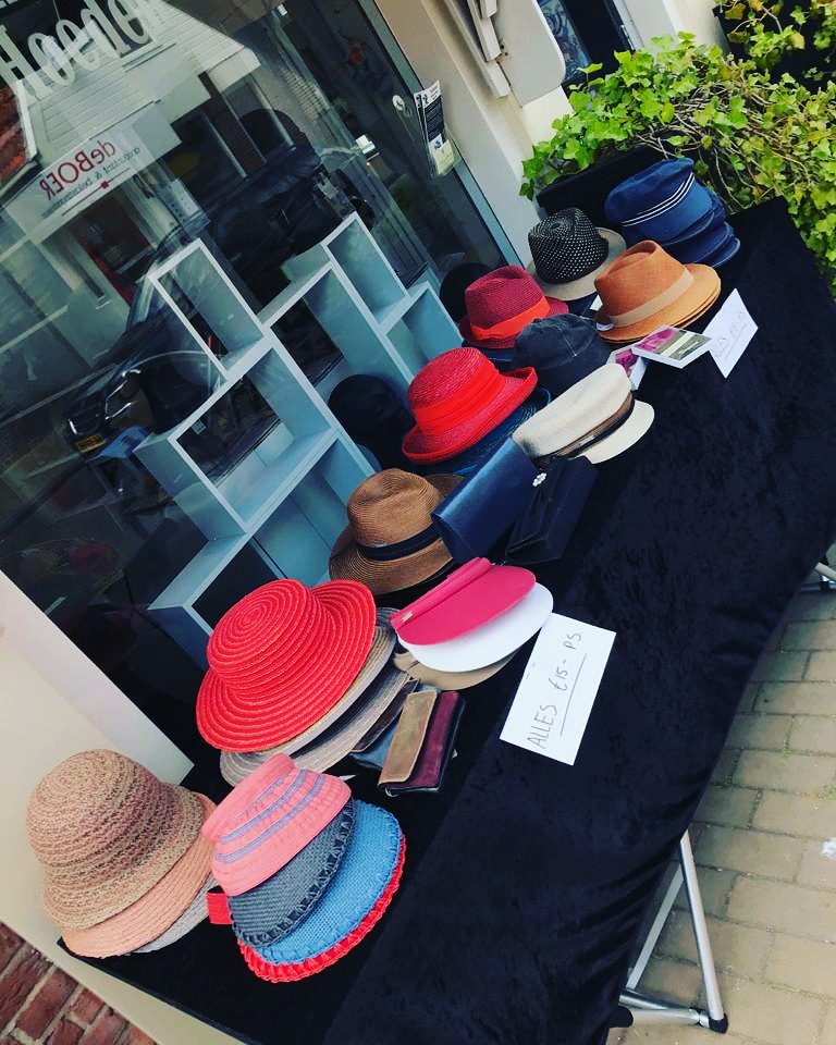 VanNuyen's tweet photo. Het Pinksterweekend staan Hanna en VanNuyen weer voor u klaar!
Met op de stoep Hoeden en Petten voor maar € 15.-

Zaterdag van 11.00 tot 16.00 
Zondag gesloten 
Maandag van 13.30-17.30 

#makkum #passen #hoeden #petten #tasjes #schoenen #sokjes #heren #dames https://t.co/VLsVBqRsNO