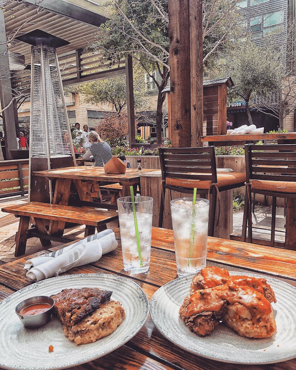 Brunching ~social distance style~ may be a new thing, but nothing can keep us away from the patio at Mash’d! ☀ Happy Saturday, #FortWorth! 🥂 📷: loveframadestiny