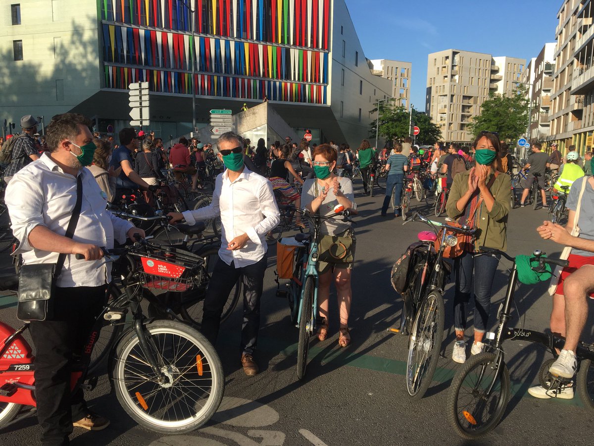 domplancke's tweet photo. Ce soir 200 cyclistes dont une vingtaine de membres de ⁦@lilleverte2020⁩ ont rendu hommage à la jeune cycliste de 26 ans tuée le 20 mai devant la maison Stéphane Hessel à #lille https://t.co/tSHiu8LQO8