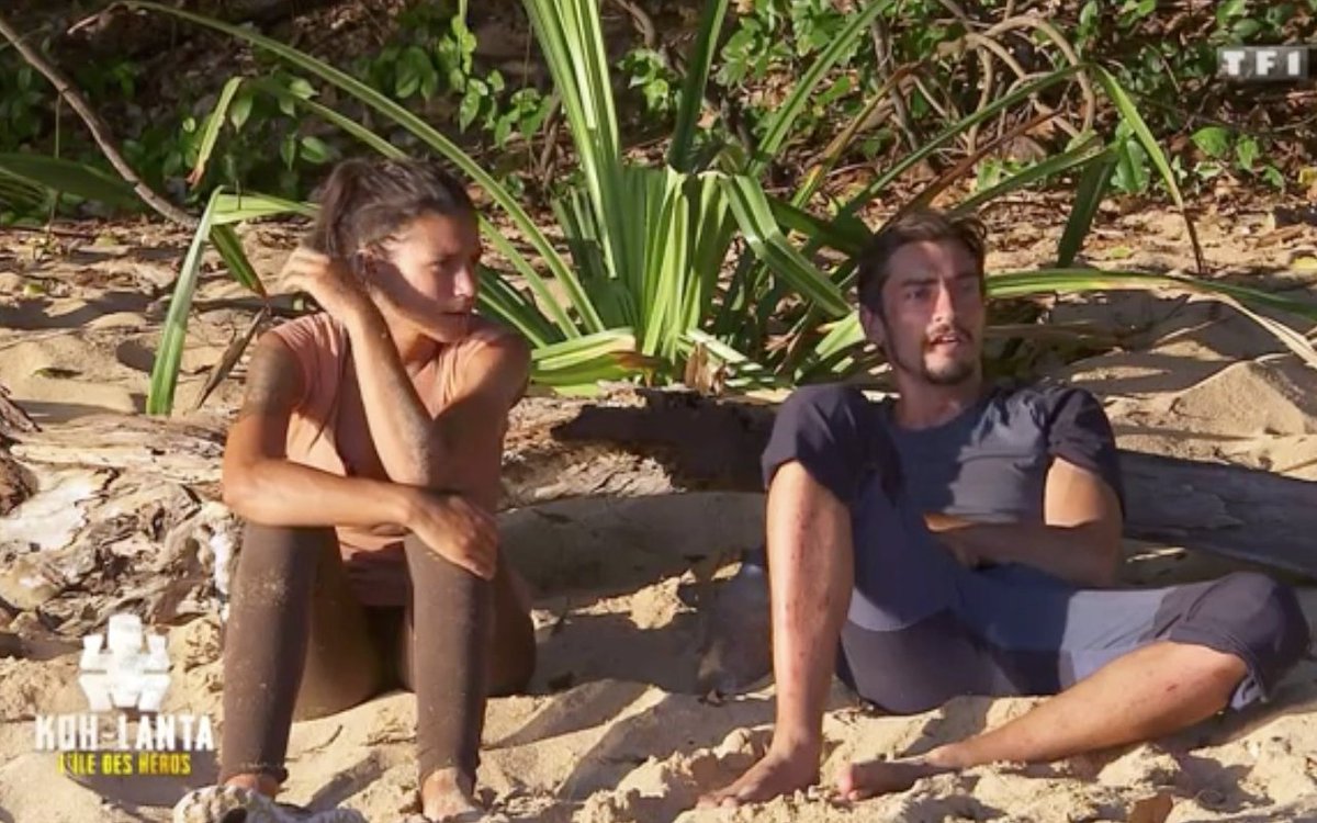 voici's tweet image. Ce n'est qu'une fois qu'il a réussi l'orientation et obtenu toutes les immunités que Claude se pose ENFIN dans le sable pour profiter du soleil, guidé par Inès qui a de l'expérience. #KohLanta