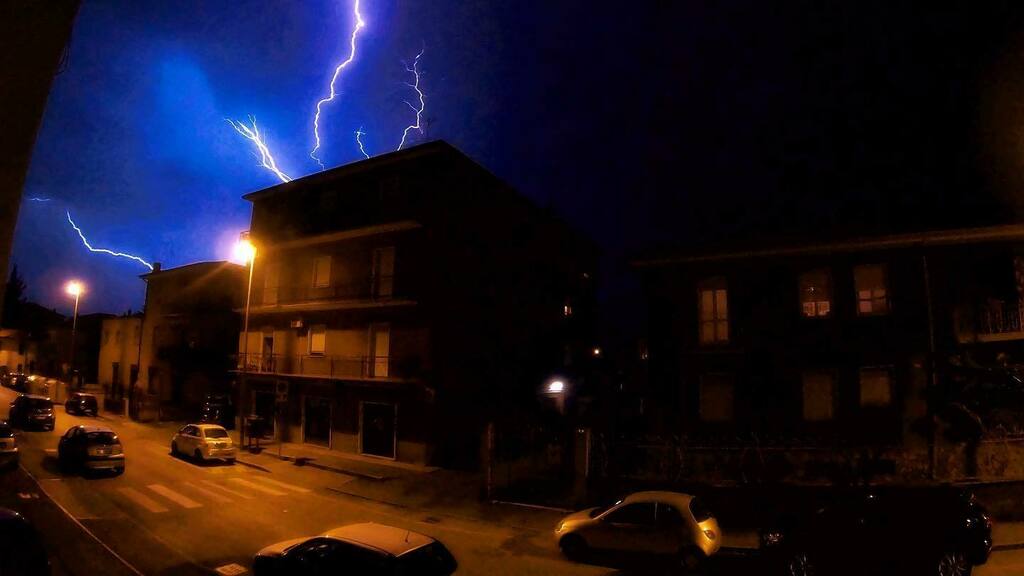 DavidCalberson's tweet photo. Welcome to Gotham City ⚡️
📸 28.05.20
.
.
#verona #temporale #lampi #fulmini #shot #picture #foto #timelapse #4k #gopro #hero #hero7 #goprohero7 #thunder #lightning #tuoni #santalucia #italia #may #rain #rainy https://t.co/QbuwJs5uYy https://t.co/V616M8gmkr