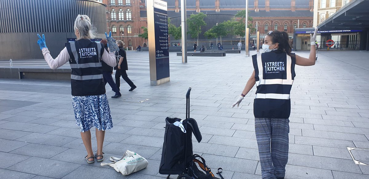 streetskitchen's tweet photo. Far too busy again in #Camden and #KingsCross earlier..
So many really hungry people with nowhere to go 💔 Its obscene 🤬
❤BIG thanks to all our amazing crew bringing such joy & love to people. ❤
❤As ever #CompassionLondon's food went down a treat..❤
#GiveAShift https://t.co/ClETpVU0Cg