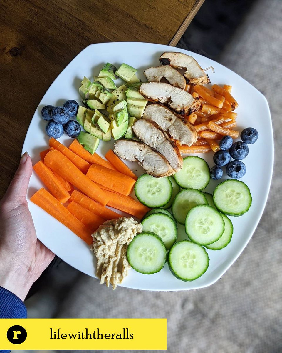 This lunch by @lifewiththeralls looks super yummy. Veggies and hummus are always the way to go. 😋 #ShareYourRoots