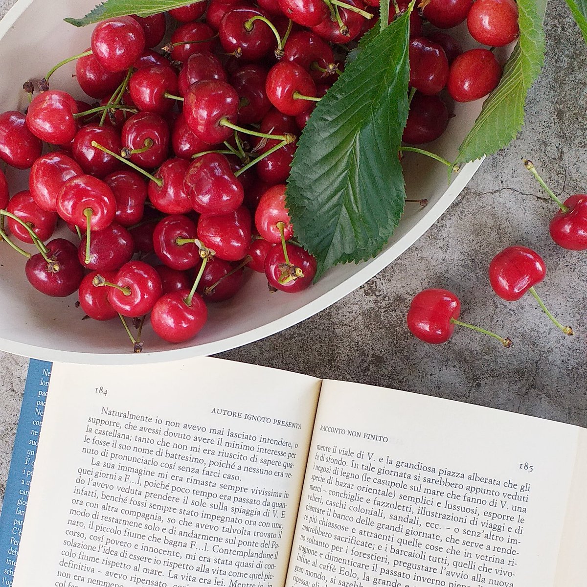 Un libro tira l'altro...
Vieni su Zoom a raccontarci che letture ti stanno facendo compagnia in questa strana primavera. 
Domenica 31 maggio 2020 alle ore 21.00
facebook.com/events/s/silen…