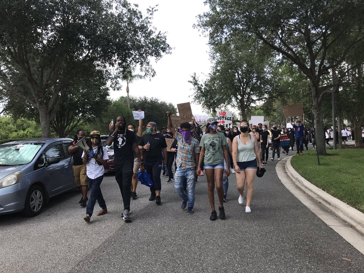 Peak of protesting (around 330pm) had at least 200 people. I’d say about that many are still out in front of Derek Chauvin’s Florida home in Orlando area. I am tapping out for the night, my colleague  @katievrice will be out to keep an eye on what’s happening. #GeorgeFloyd