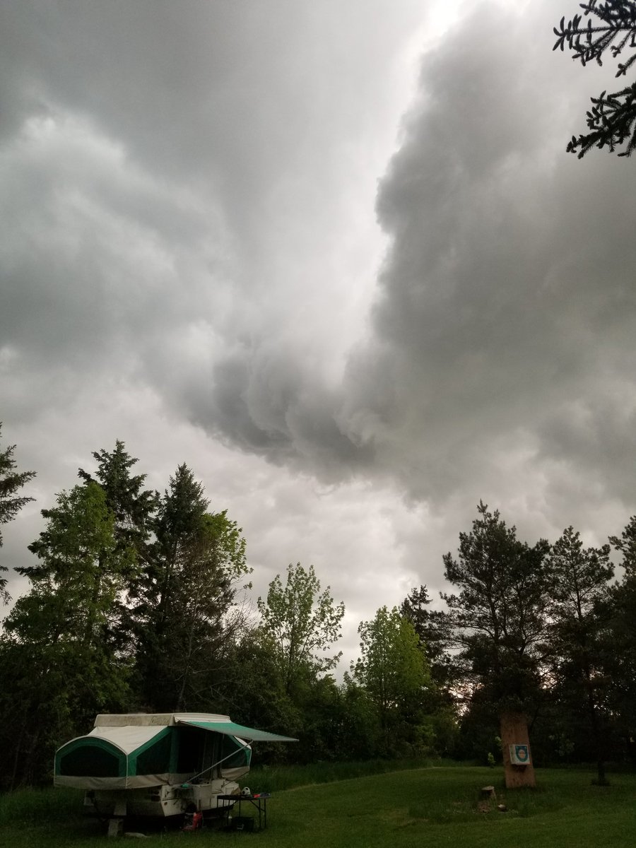 Weak gust front lacking in structure passing by. Rain follows.