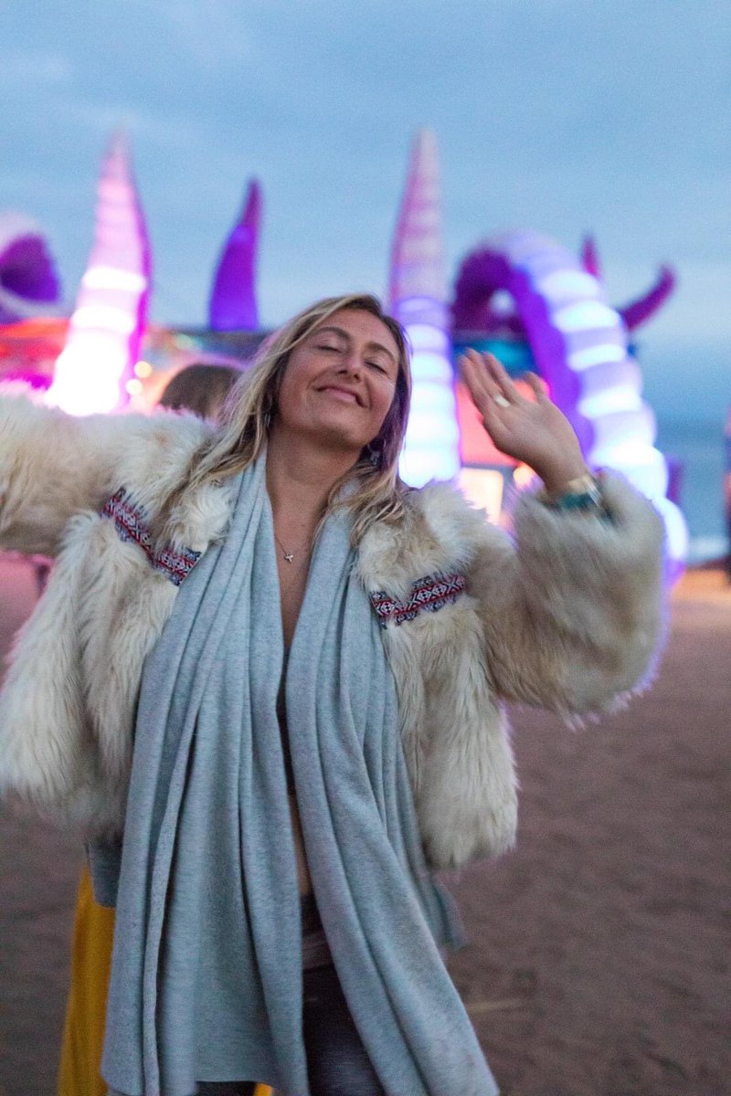 Movement is medicine 💃✨#geniuslocifest #surf #music #yoga #love #baja 

📷: Rae Ceretto