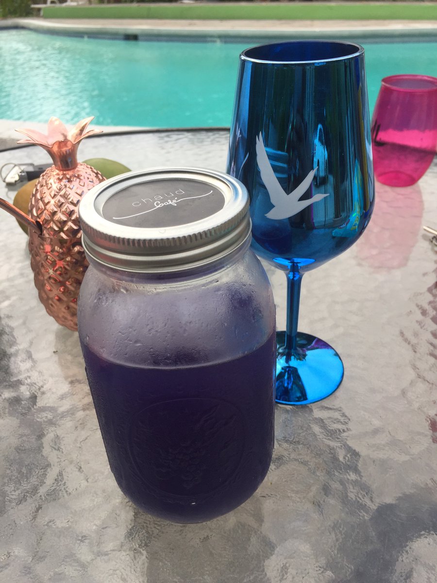 kneezurr's tweet photo. GORD BLESS @chaudcafe!
Birthday lavender margaritas and chills ๐๐พ๐น๐ https://t.co/6ATtyYgbir